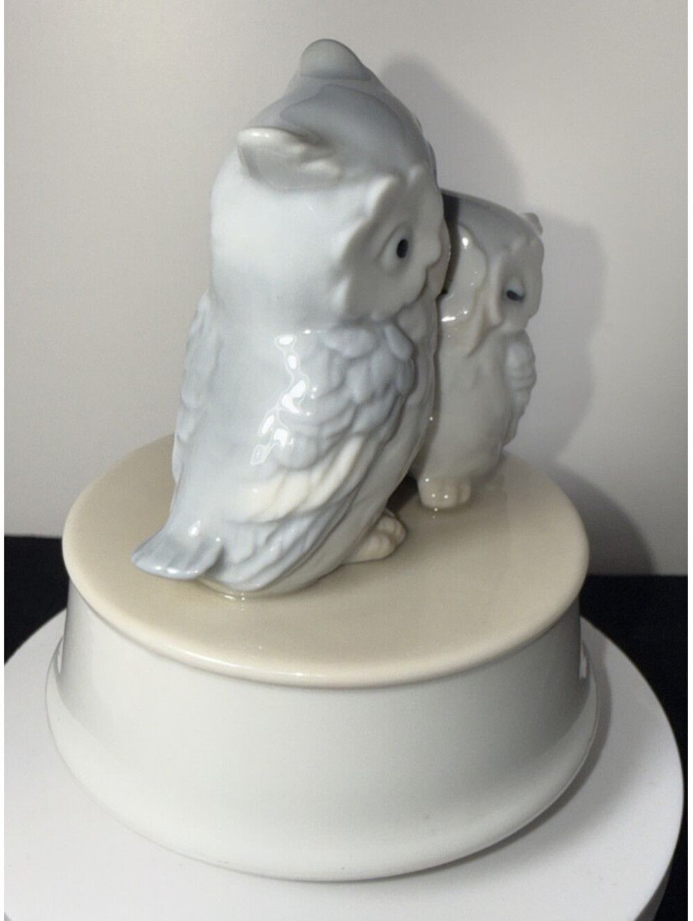0047- Vintage Otagiri Porcelain Grey Owls Music Box "Close To You" Japan 1980s - Picture 4 of 14